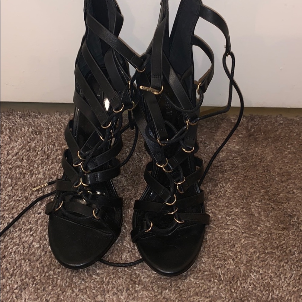 SOLD 💕💕 Black strappy heels